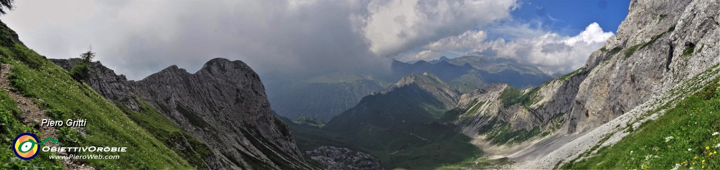 73 Discesa dalla Bocchetta di Corna Piana (2078 m) al Passo di Branchino (1821 m).jpg